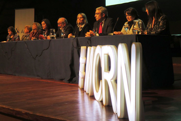 Grupo de gente dando una charla 