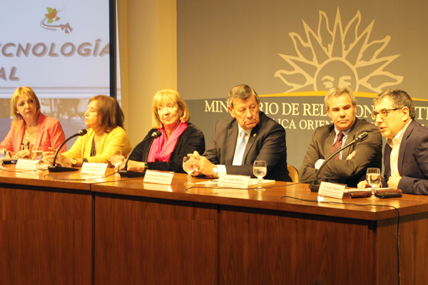 Grupo de personas sentadas dando una charla.