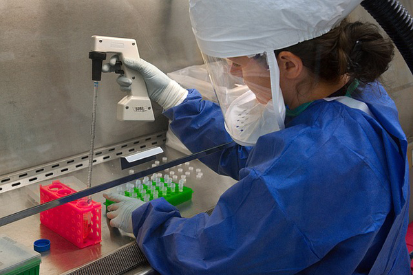 Fotografía de una científica trabajando en un laboratorio