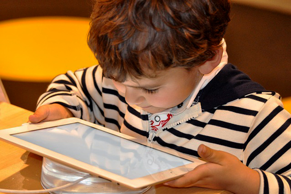 Fotografía de un niño usando una tablet. 