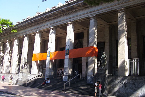 fachada de la biblioteca nacional de Uruguay