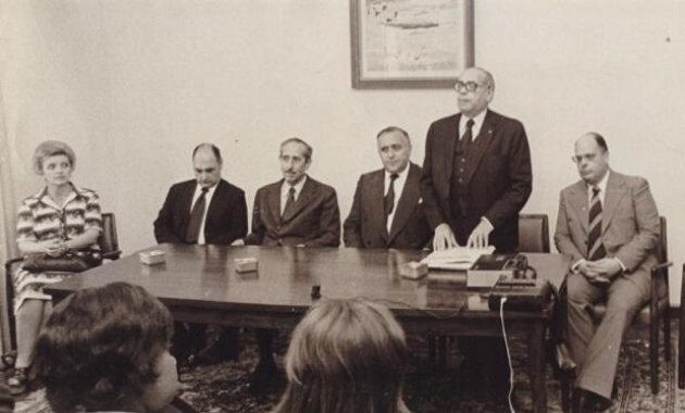 Imagen del Dr. Bravo ante profesores de CES y UTU en el cierre de un Curso en IPA y MEC. Diciembre de 1976.