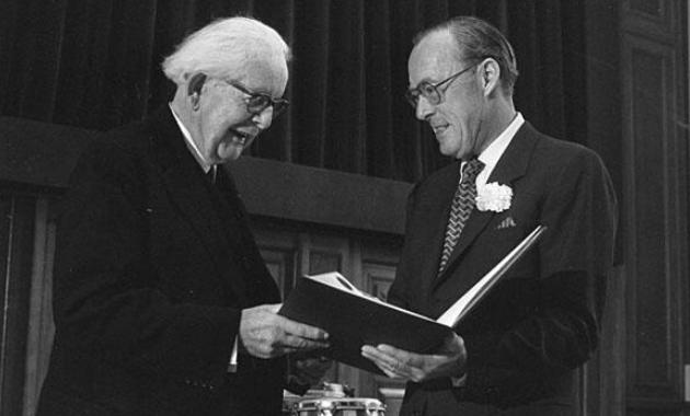 Fotografía de Jean Piaget recibiendo el premio Príncipe Bernardo