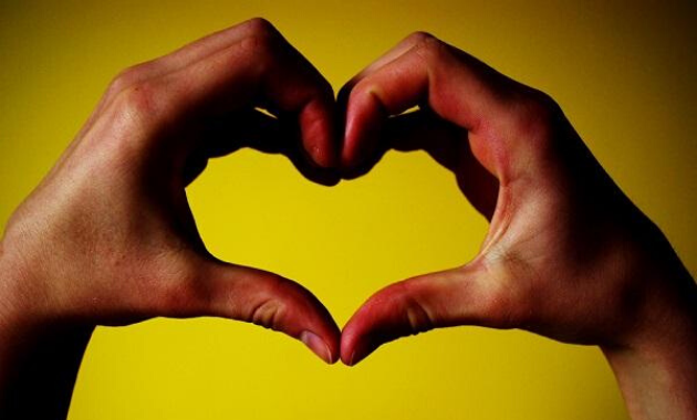 Corazón amarillo representa al TEL Trastorno Específico del Lenguaje