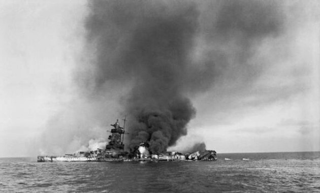 Fotografía del Graf Spee en llamas. 