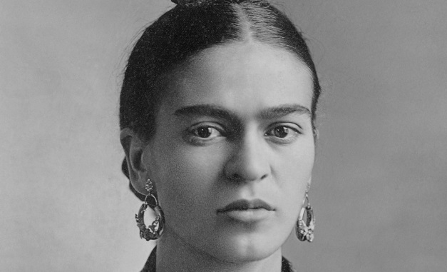 Fotografía de estudio, en blanco y negro, de Frida Kahlo