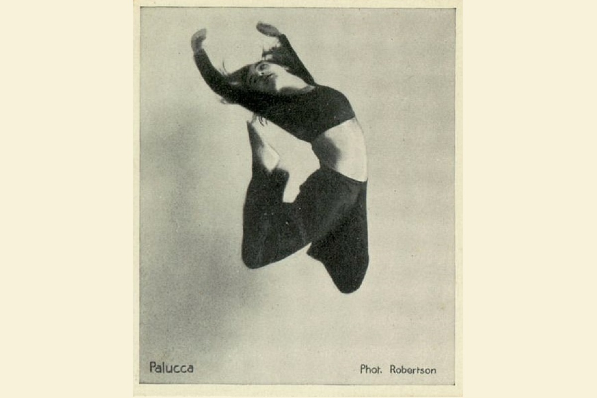 Fotografía en blanco y negro de Gret Palucca en un salto con movimiento de cabeza, tronco, brazos y piernas.
