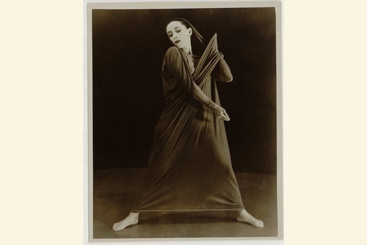 Imagen de Martha Graham en su coreografía "Lamentación" movimiento n° 18