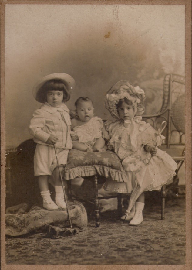 Foto familiar de tres niños en 1906