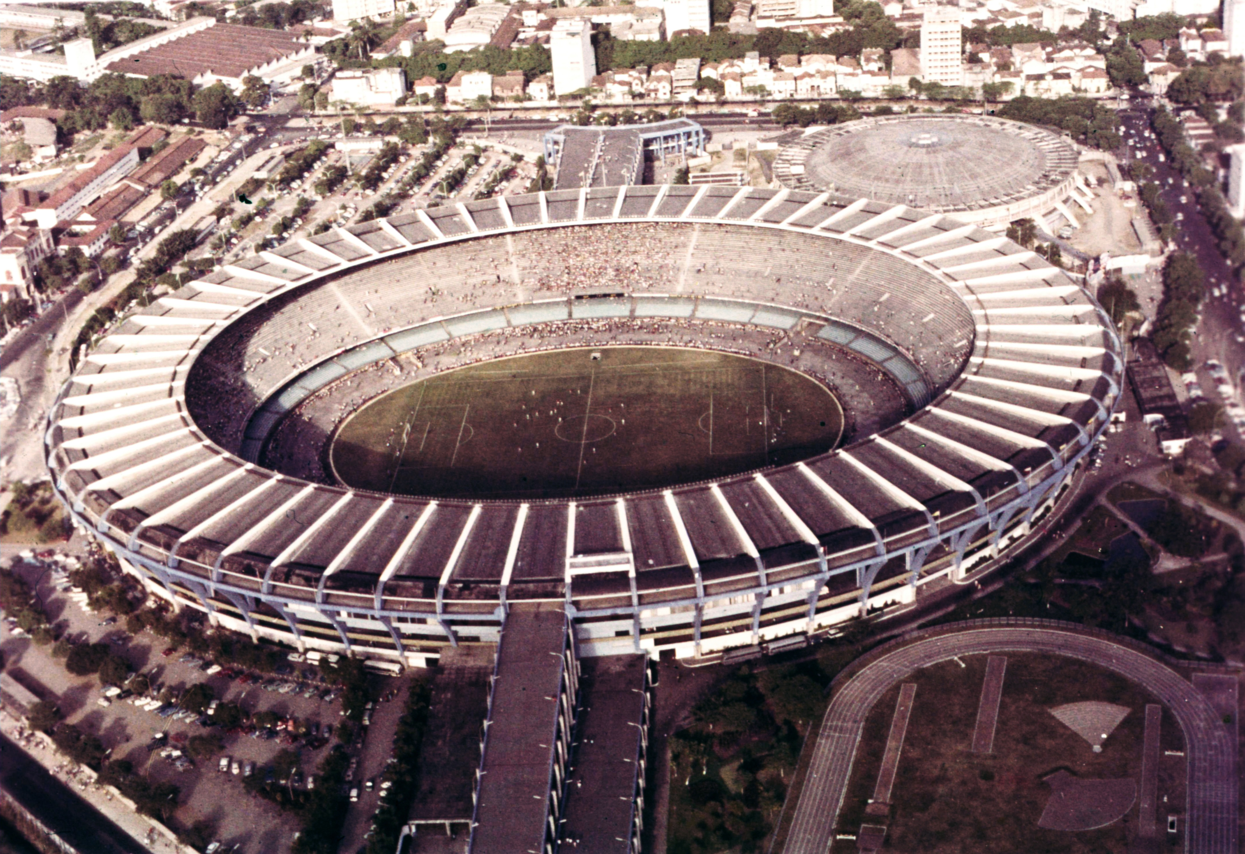 Vista aérea del Estadio Maracaná en 1950, un estadio de fútbol con una gran capacidad para espectadores.