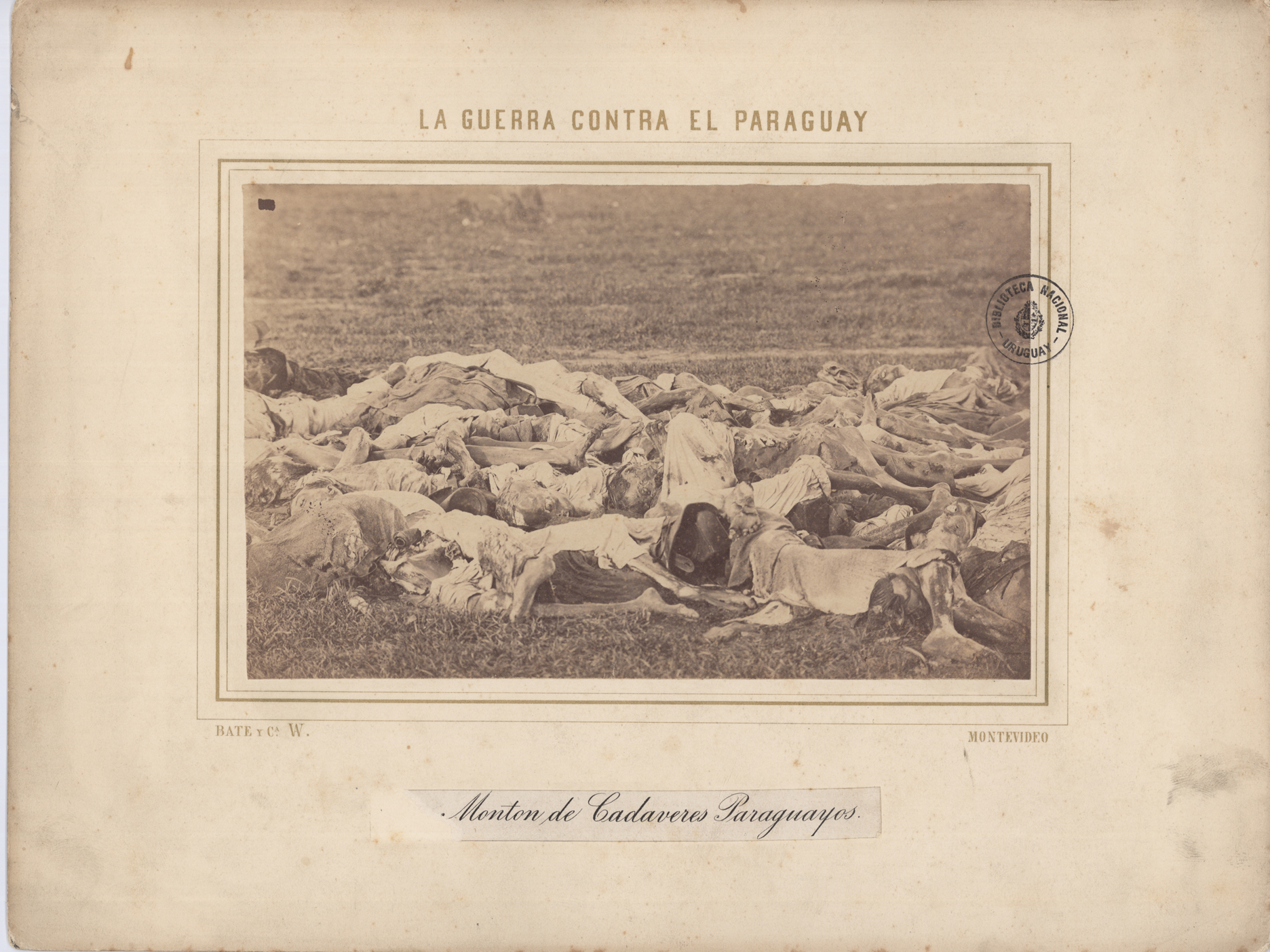 Foto que muestra cadáveres amontonados.