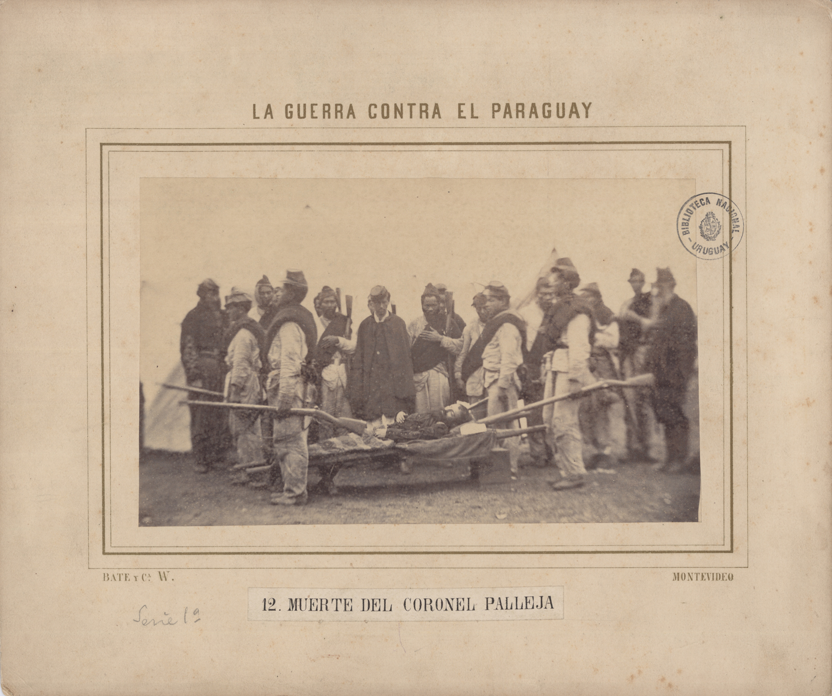 Imagen que muestra al cuerpo del Coronel Palleja llevado por sus subalternos
