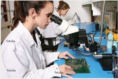 Dos científicos trabajando en un laboratorio con microscopios.