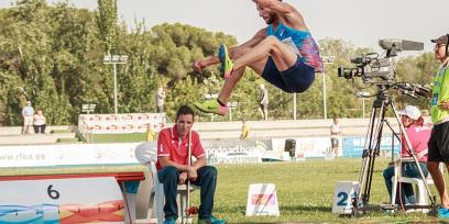 Emiliano Lasa realizando un salto largo en competencia.