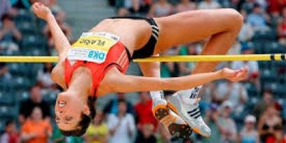 Atleta femenina realizando un salto en altura.