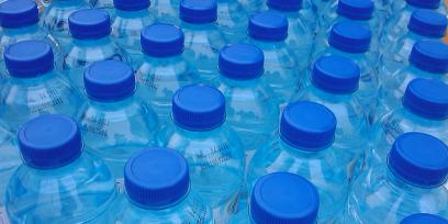 Botellas con agua mineral