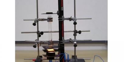 Imagen de un polarímetro construido con material de laboratorio.