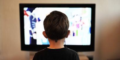 Fotografía de niño mirando la televisión. 