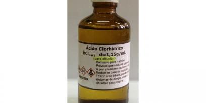Frasco de solución de ácido clorhídrico etiquetado según SGA