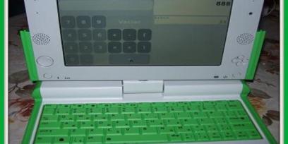 Fotografía de la computadora XO con la aplicación de calculadora funcionando