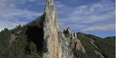 Enorme roca que forma una cresta en el pico de una montaña.