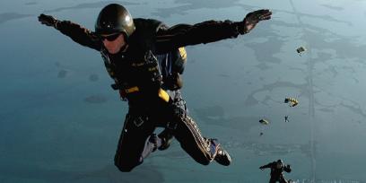 Foto de persona cayendo antes de abrir el paracaídas.