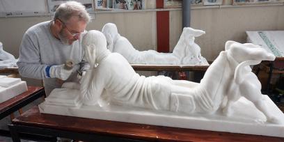 Escultor trabajando en una pieza de mármol