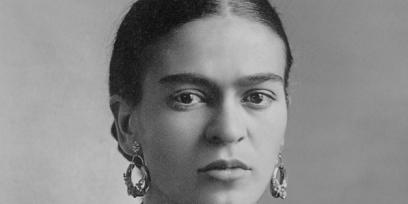 Fotografía de estudio, en blanco y negro, de Frida Kahlo