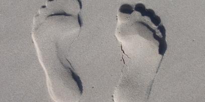 Dos huellas de pie en la arena