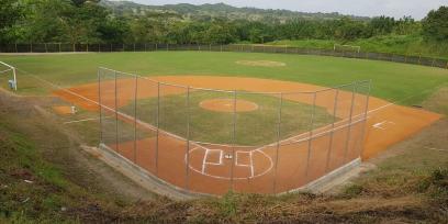 Campo de sóftbol, plano general, desde detras de la zona de bateo.