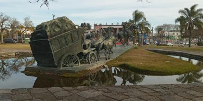 Fotografía de la escultura llamada La Diligencia realizada por José Belloni