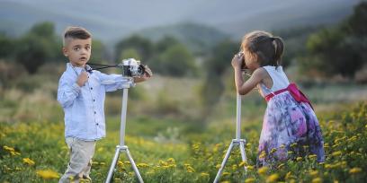 Imagen descriptiva del reconocimiento del otro. Una niña y un niño hacen foco con sus camaras de fotos uno en el otro