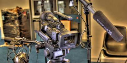Imagen de cámara y micrófono en un estudio de grabación.