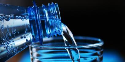 botella de agua sirviendo un vaso