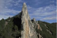 Enorme roca que forma una cresta en el pico de una montaña.