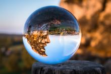 imagen de paisaje dentro de esfera de agua. El paisaje se ve invertido.