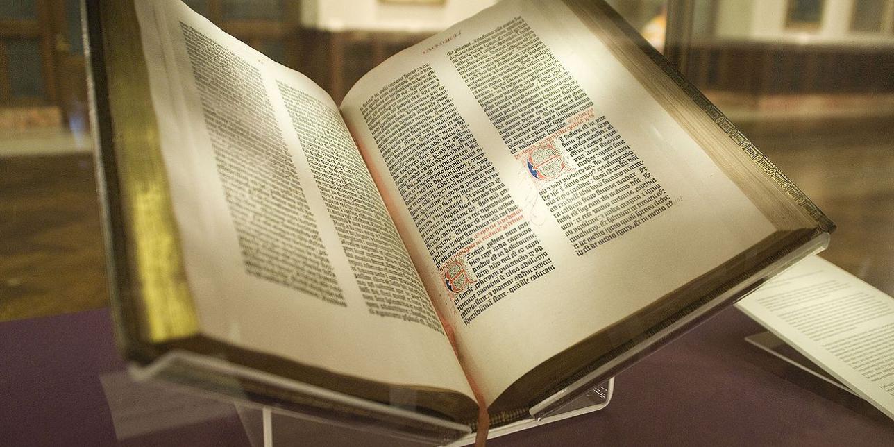 Fotografía de una biblia de Gutenberg