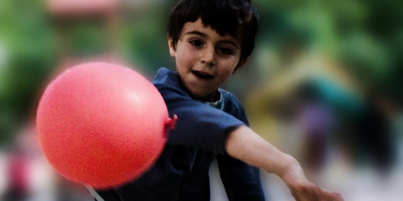 Fotografía de un niño jugando con un globo