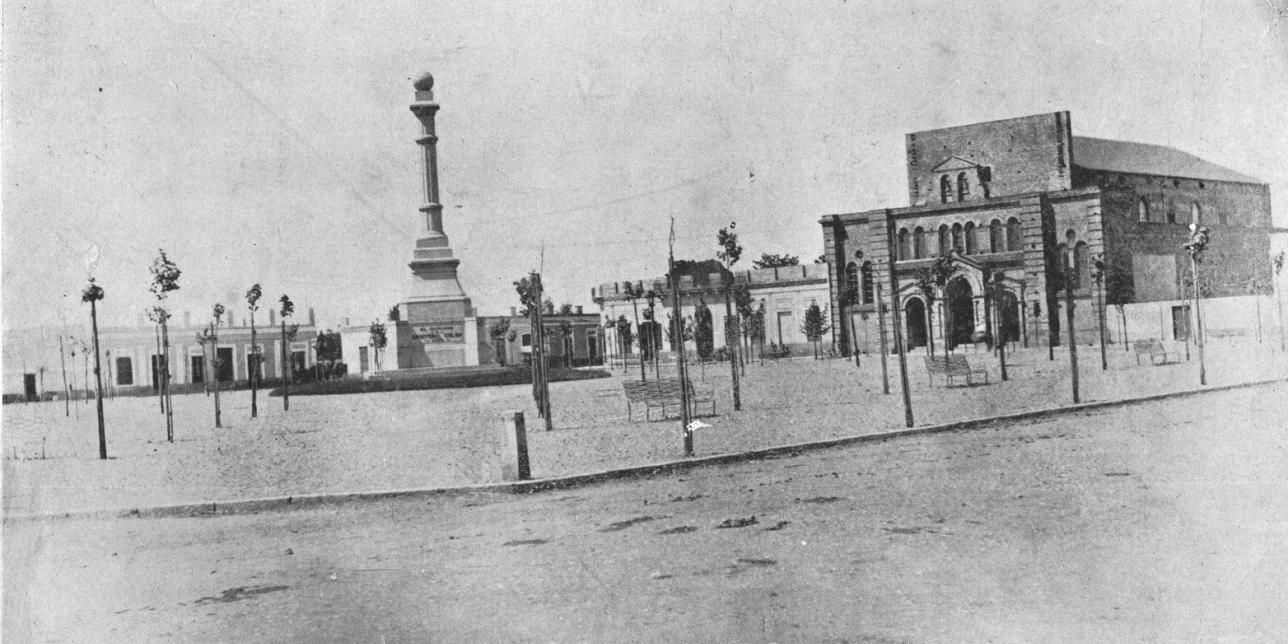 Fotografía antigua en blanco y negro de la plaza principal de la ciudad de Durazno.