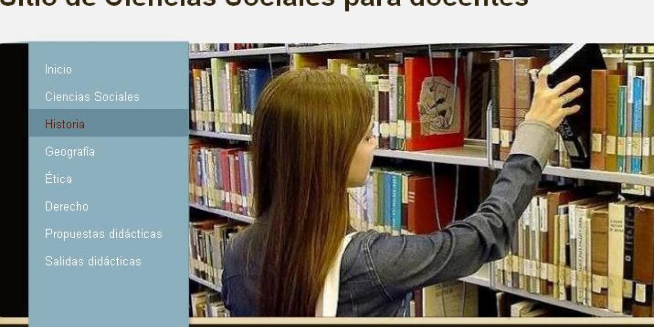 Una muchacha agarrando un libro de una estanteriá