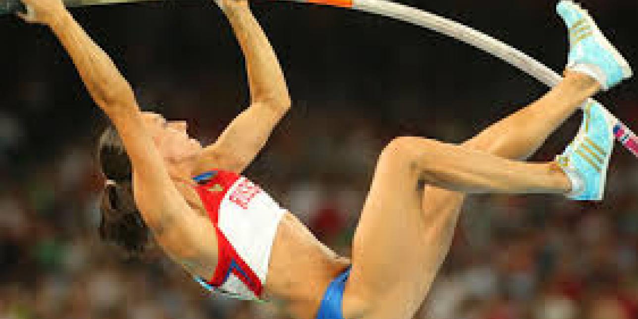 Atleta realizando un salto con garrocha.