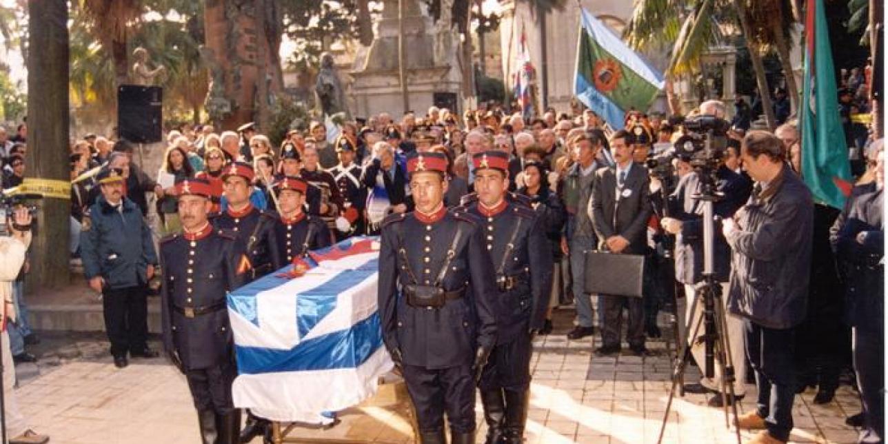 Fotografía de la ceremonia que se realizó en la Panteón Nacional al depositar los restos del cacique charrúa Vaimaca Perú en el año 2002. 