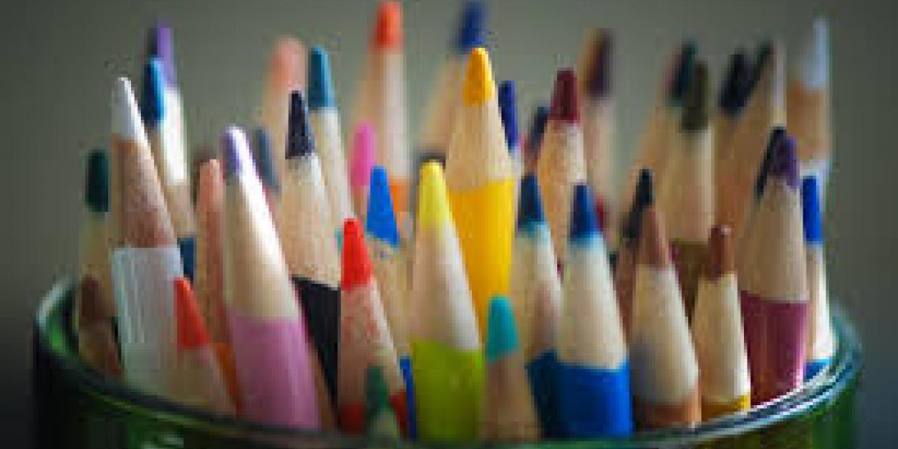 Imagen que muestra varios lápices de colores juntos, como símbolo del aprendizaje en equipo