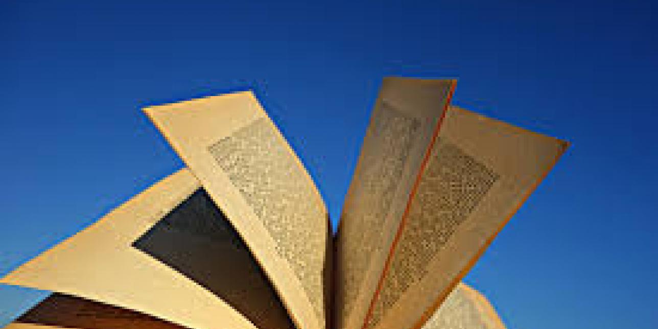 Imagen que muestra un libro abierto con un cielo de fondo, simbolizando el aprendizaje