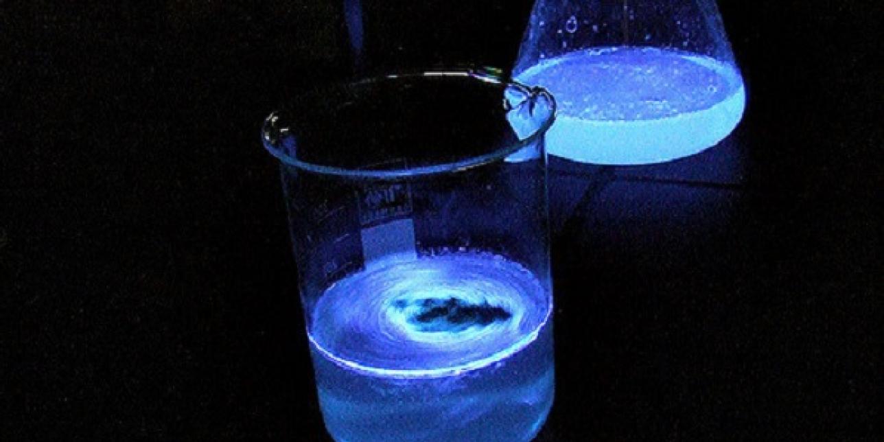 Vaso de bohemia y matraz erlenmeyer conteniendo luminol