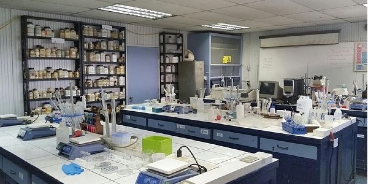 Fotografía de un laboratorio de química. 