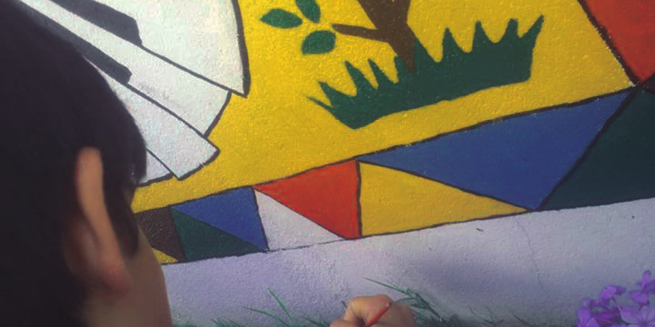 Niño pintando un mural