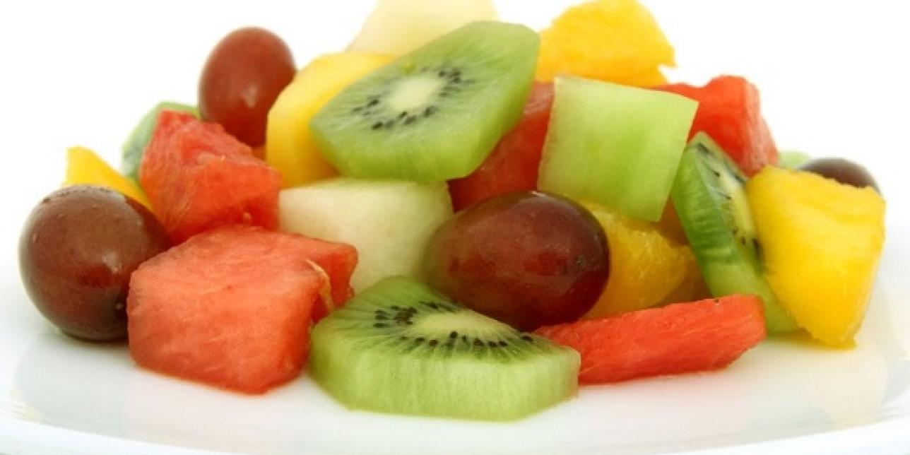 Plato con frutas picadas