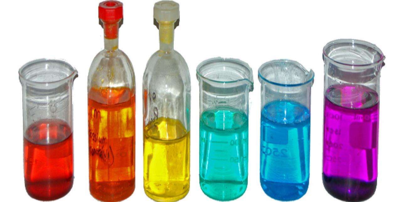 frascos y vasos de Bohemia con soluciones de sales de metales de transición