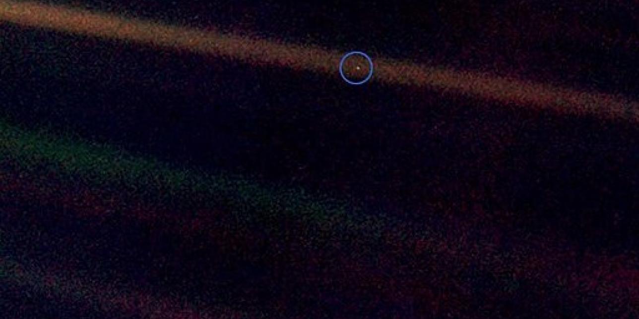 Imagen de la Tierra desde más allá de Neptuno por la sonda Voyager 2 en 1990